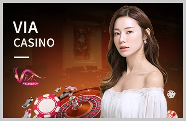 Sân tennis với trận đấu đang diễn ra và logo online casino singapore